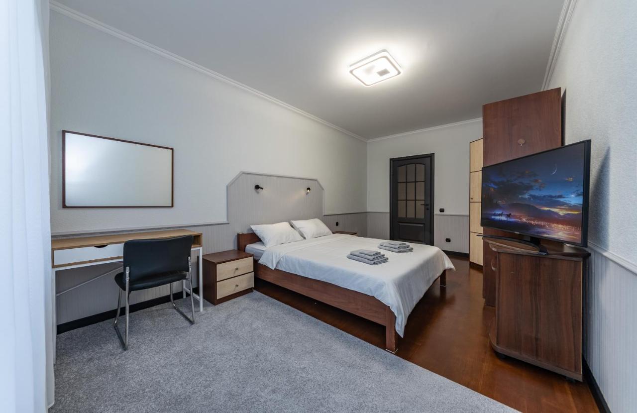 Modern 3 Bedroom Apartment Kiew Exterior foto